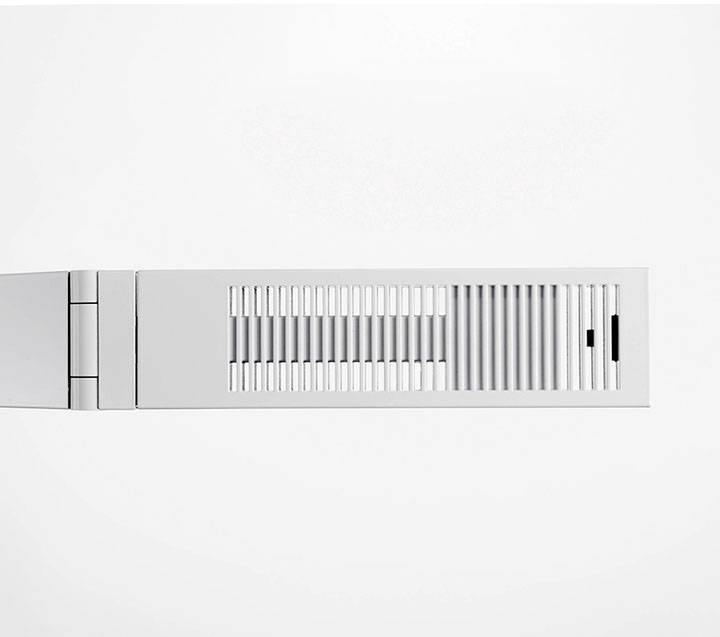 Graues Klappmesser auf weißem Hintergrund, halb geöffnet, zeigt parallele Rillen am Griff für verbesserten Halt und Design.