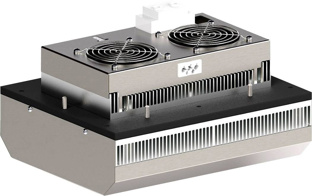 Metallischer Kühler mit zwei Lüftern, zur Kühlung technischer Geräte. Er hat ein robustes Design und Kühlrippen für effiziente Wärmeableitung.