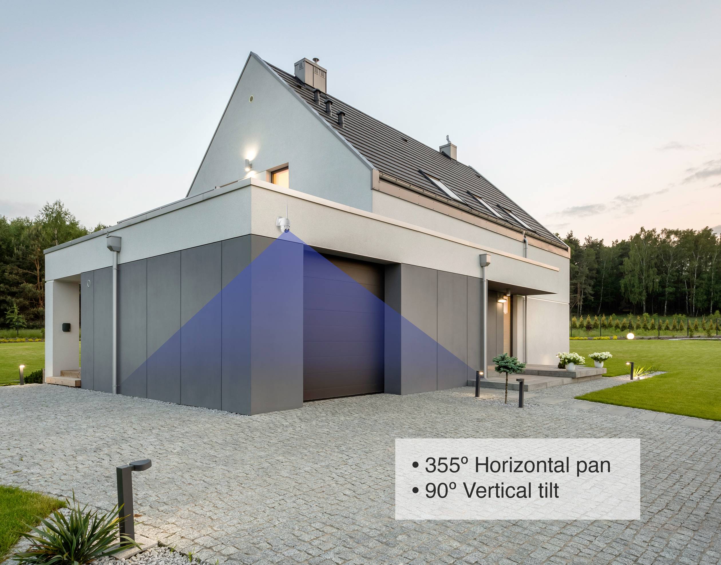 Modernes Einfamilienhaus mit Kameraüberwachung. Text im Bild besagt: '355° Horizontal pan, 90° Vertical tilt'. Haus mit Garten im Grünen.