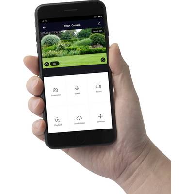 Eine Hand hält ein Smartphone mit einer geöffneten Überwachungs-App. Der Bildschirm zeigt ein Kamerabild eines Gartens und App-Funktionen.