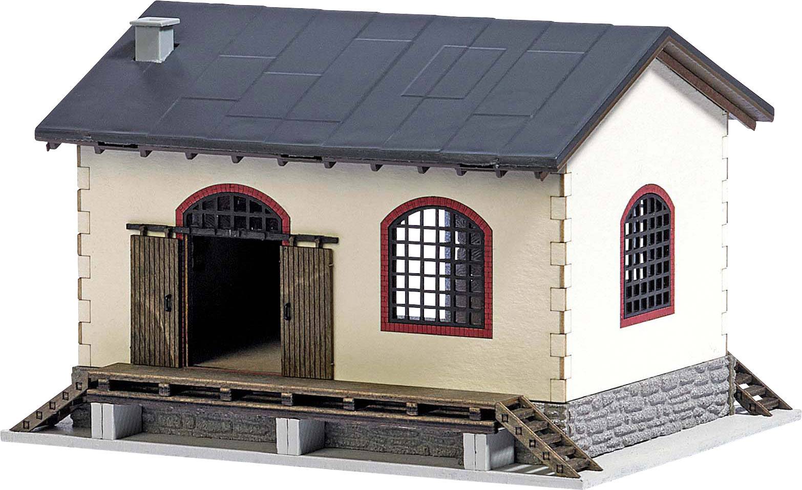 Kleines Lagerhausmodell mit offenstehenden Holztüren, Ziegelwänden und einem dunklen Satteldach. Seitenfenster mit roten Rahmen.