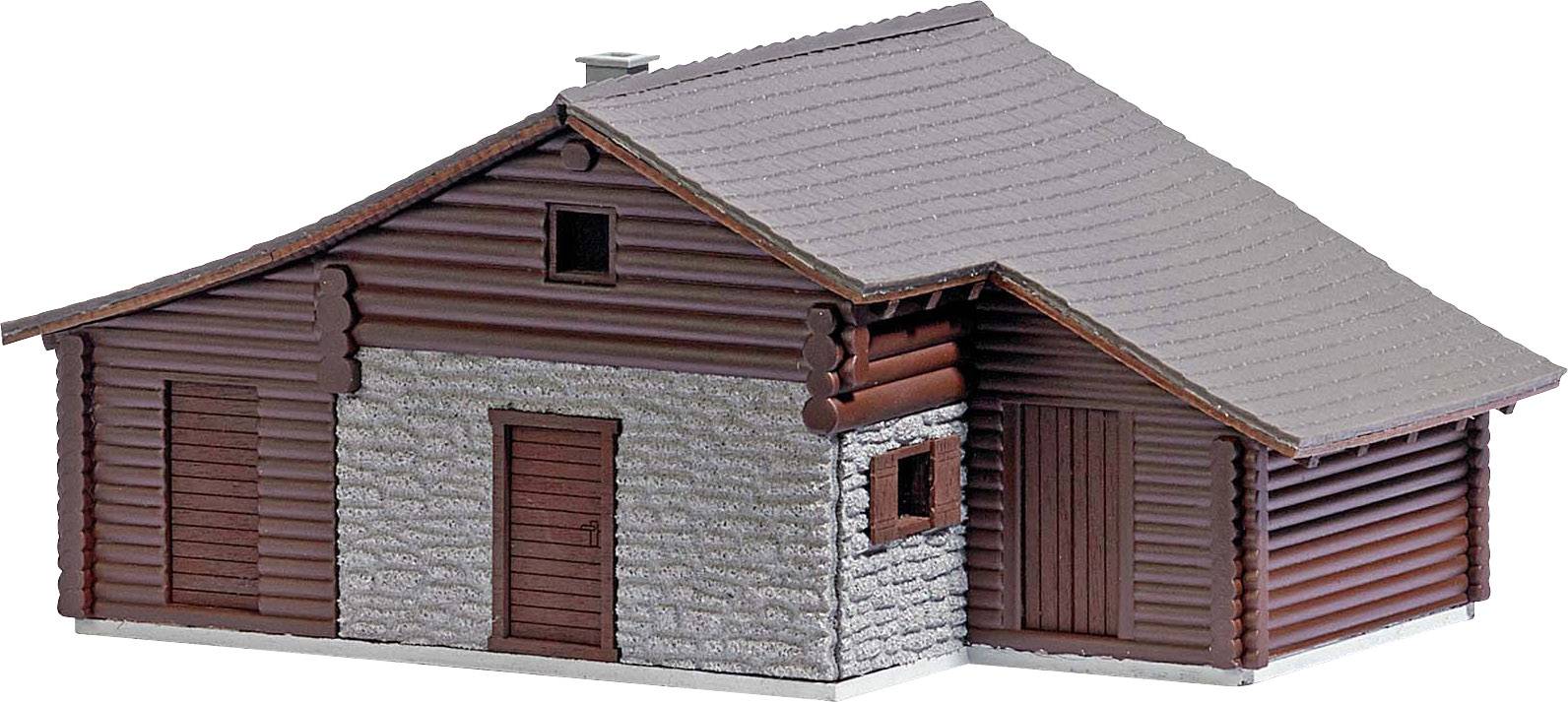 Ein Modellhaus aus Holz und Stein, mit einem geneigten Dach. Das Haus hat eine rustikale Optik und kleine Fenster.