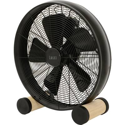 Schwarzer Tischventilator mit runden Holzfüßen, fünf Flügel und einem Schutzgitter.