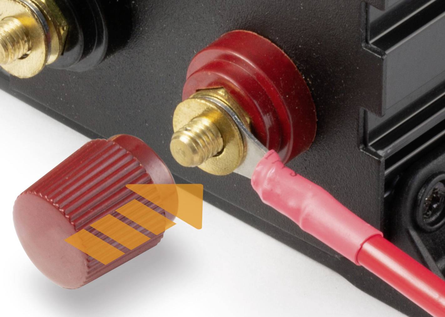 Roter Anschlusskabelverbinder wird an einen elektrischen Gerätestecker angeschraubt. Pfeil zeigt Richtung des Anbringens an.