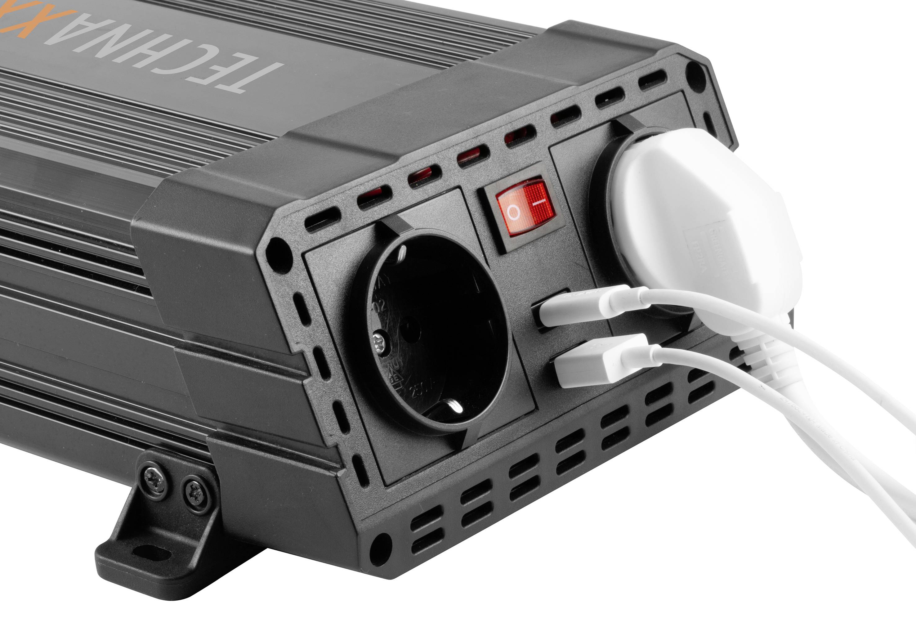 Schwarzes elektronisches Gerät mit Steckdose, Schalter und zwei USB-Anschlüssen, in die weiße Kabel eingesteckt sind. Gerätetyp: Spannungswandler.