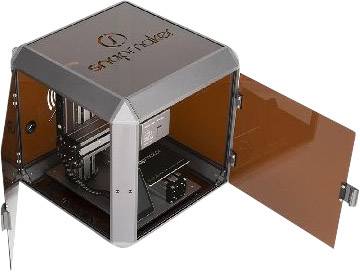 Ein 3D-Drucker mit geöffnetem Schutzgehäuse. Sichtbare interne Mechanik. Markenname auf der Oberseite des Gehäuses.