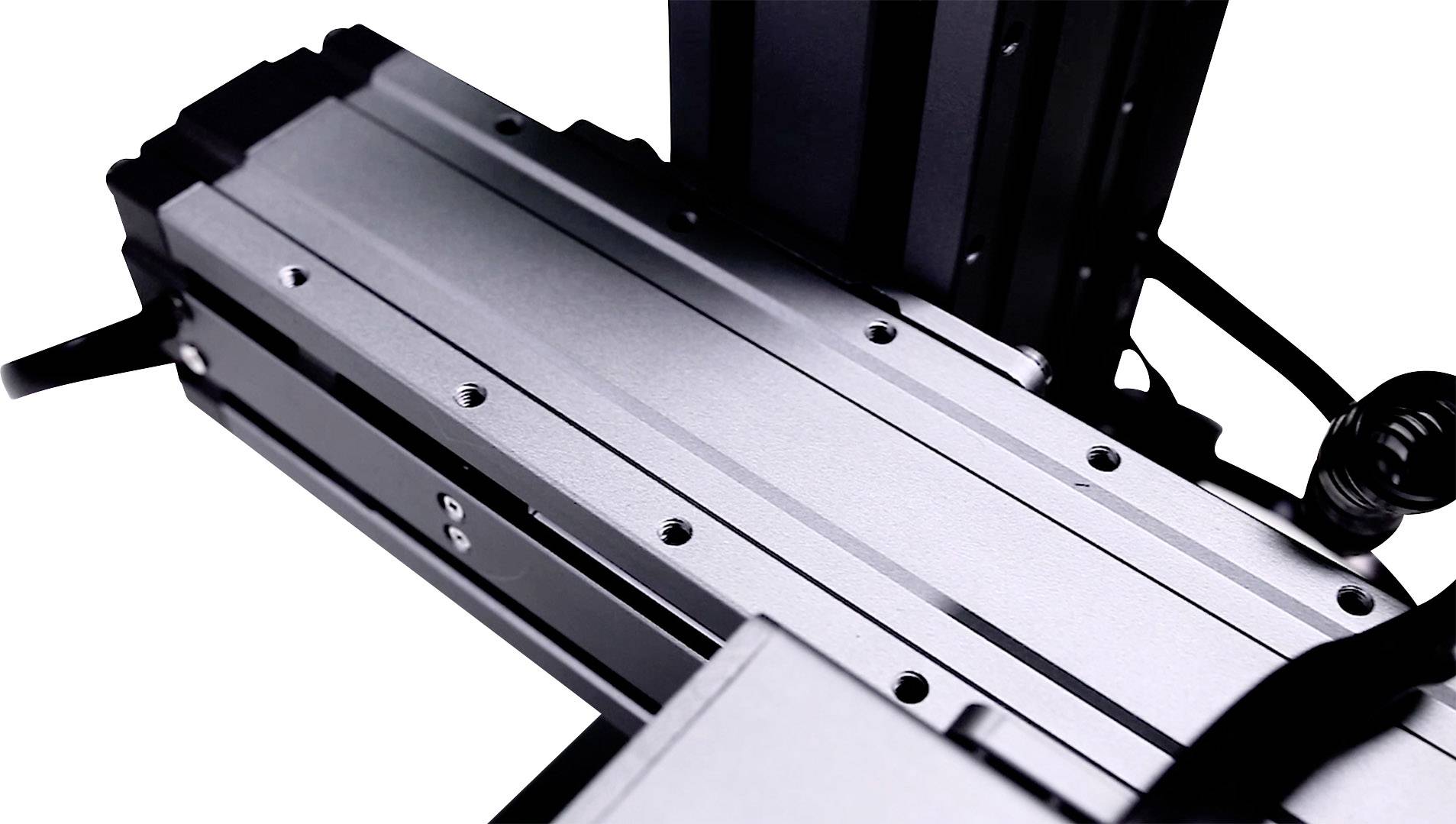 Metallische Maschinenschiene, Teil eines automatisierten Systems, mit Schrauben und Kabeln, zeigt technische Präzision.