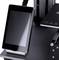 Ein 3D-Drucker mit einem Touchscreen-Display und einer Druckplattform. Das Display ist schwarz und zeigt keine Informationen an.
