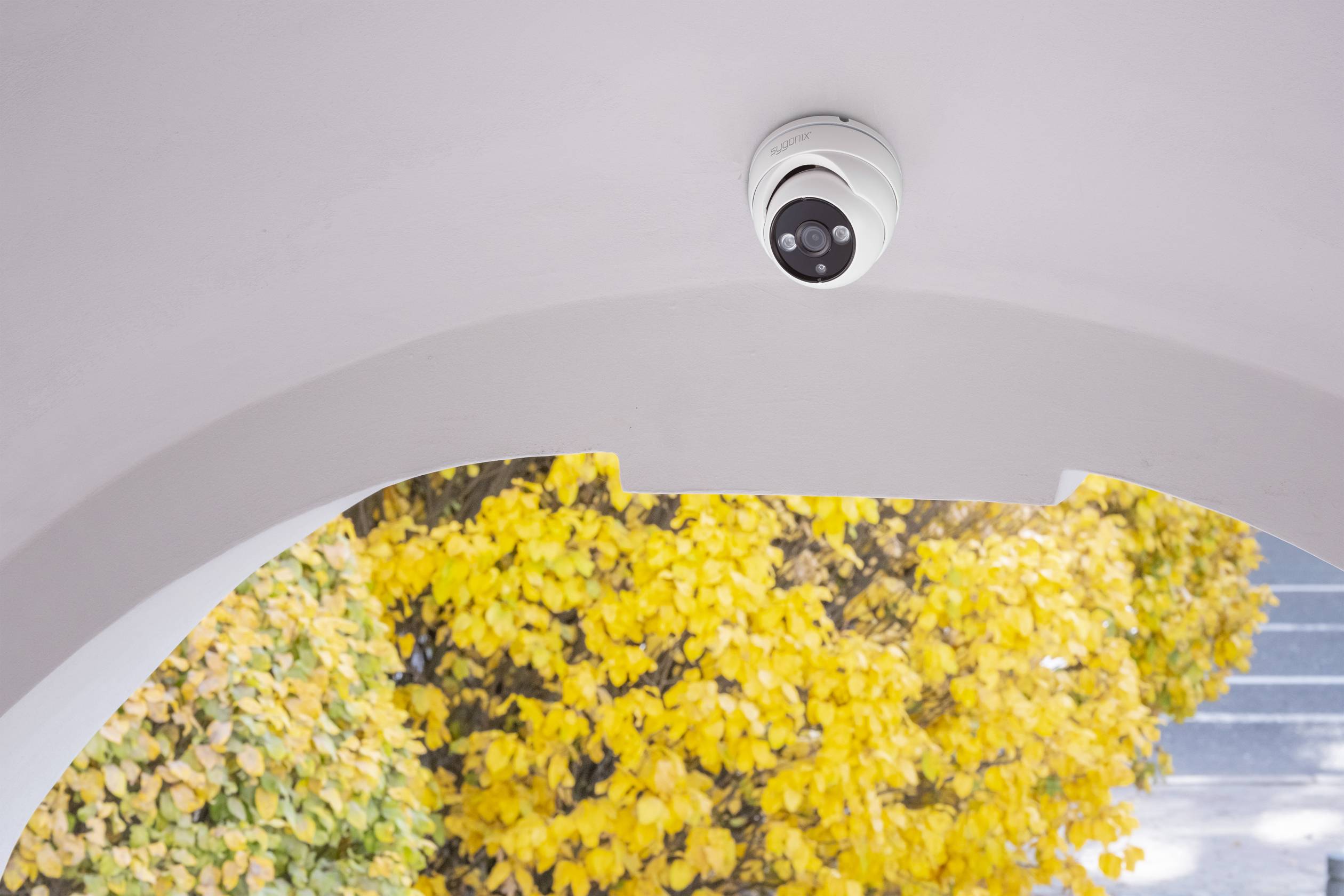 Dome-Überwachungskamera zur zuverlässigen, kabelgebundenen Videoüberwachung mit Infrarot-Nachtsicht-Funktion.