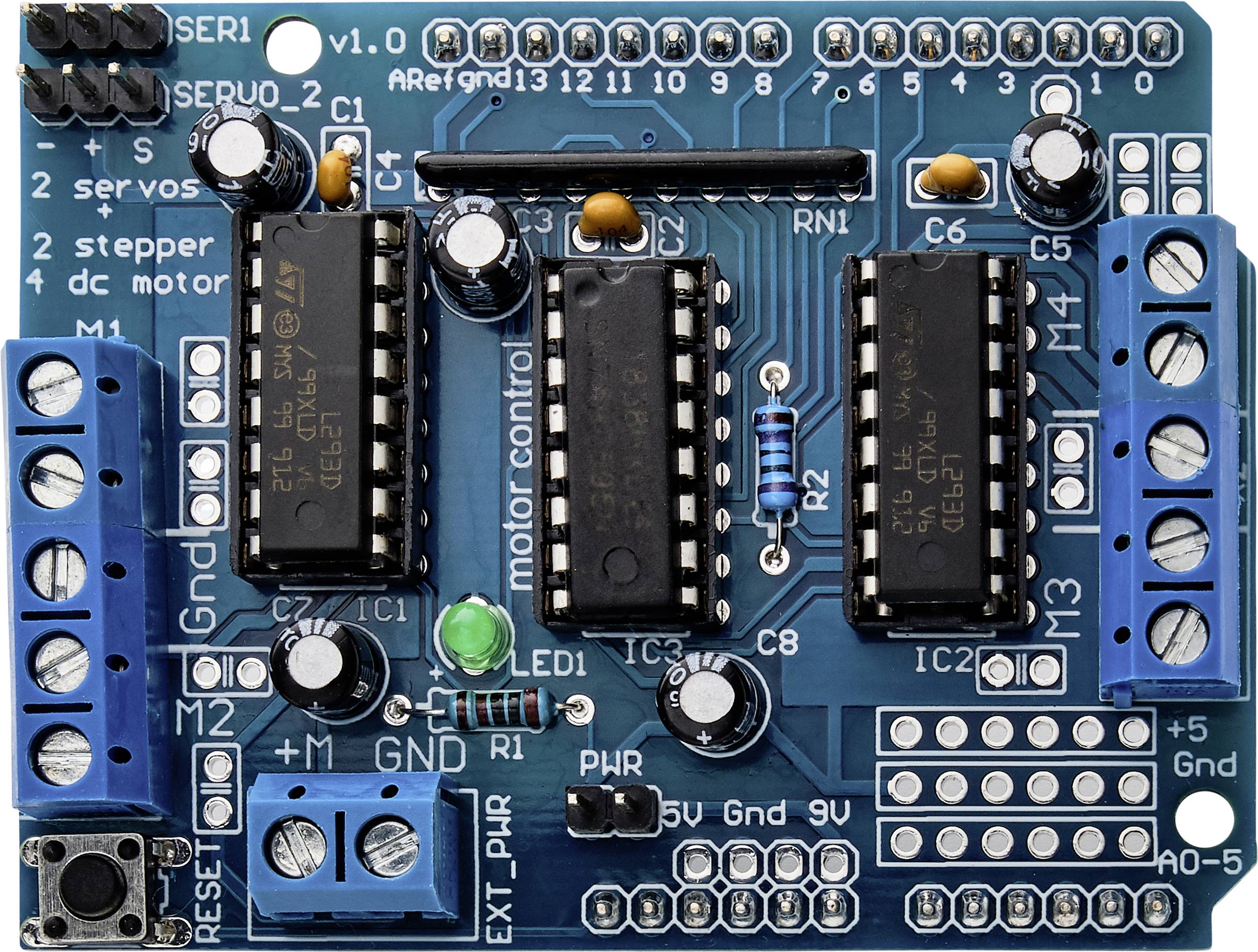 'Eine Arduino-Motorshield-Platine mit verschiedenen Anschlüssen und Komponenten zur Steuerung von Servos, Schrittmotoren und DC-Motoren.'