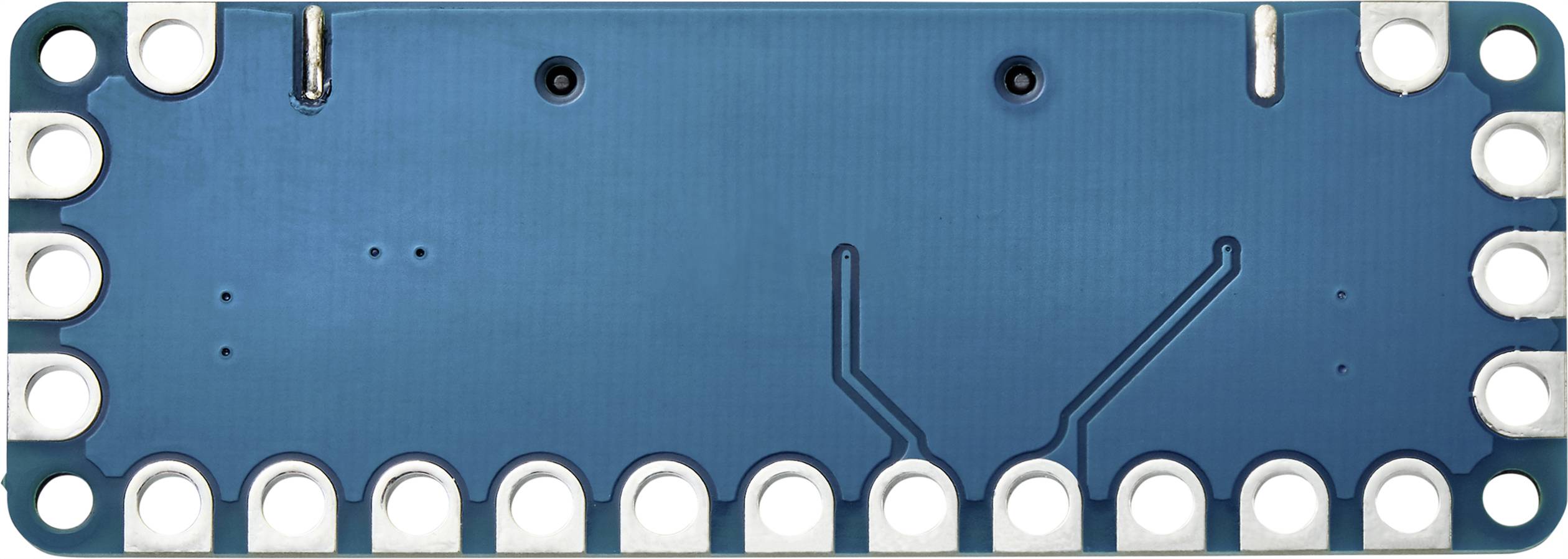 Ein blaues Mikrocontroller-Board mit Anschlüssen an den Rändern. Es zeigt die Rückseite mit klar sichtbaren Lötstellen und Leiterbahnen.
