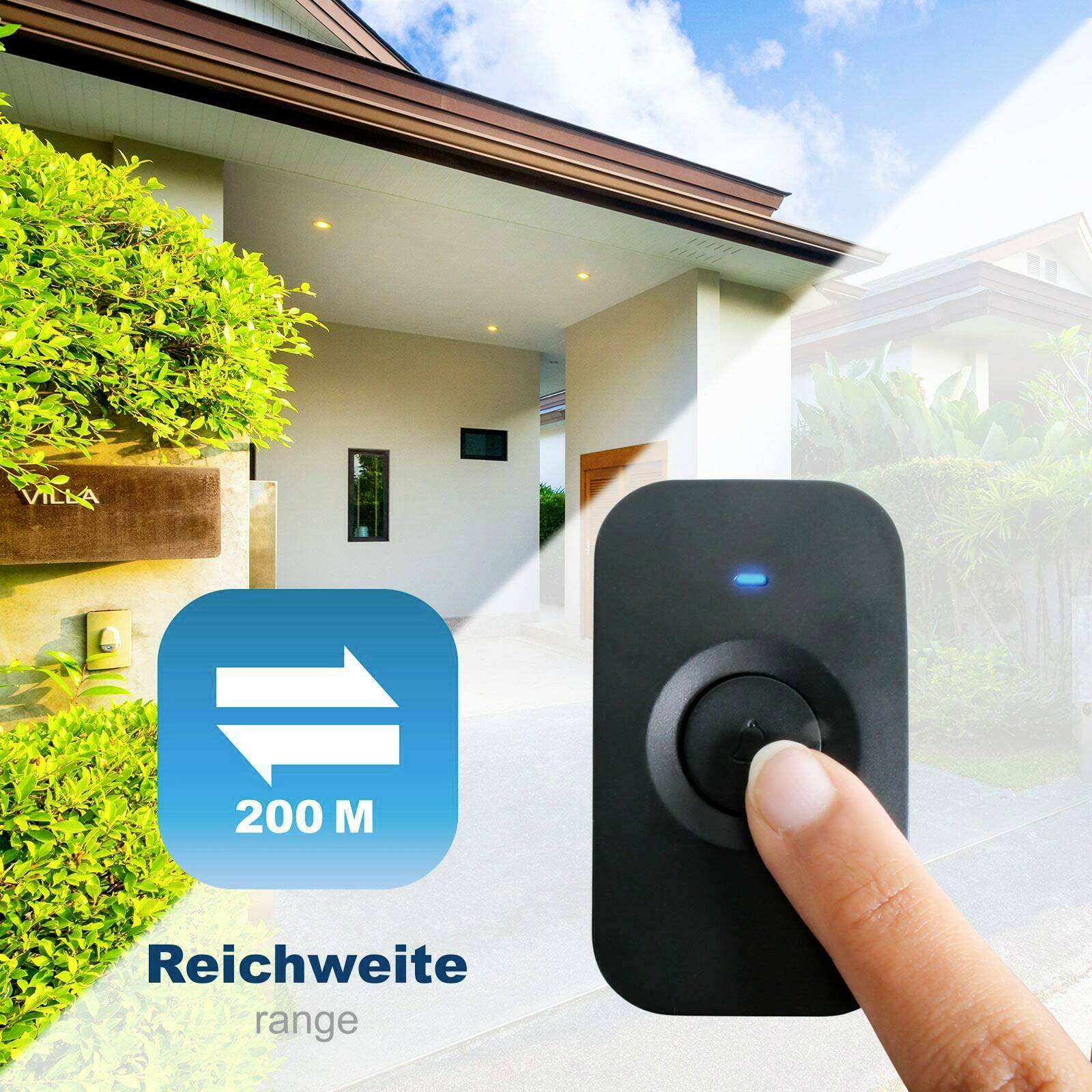 Eine Person drückt eine Fernbedienung mit einem Pfeil und Text '200 M Reichweite' vor einem modernen Haus mit blauem Himmel.