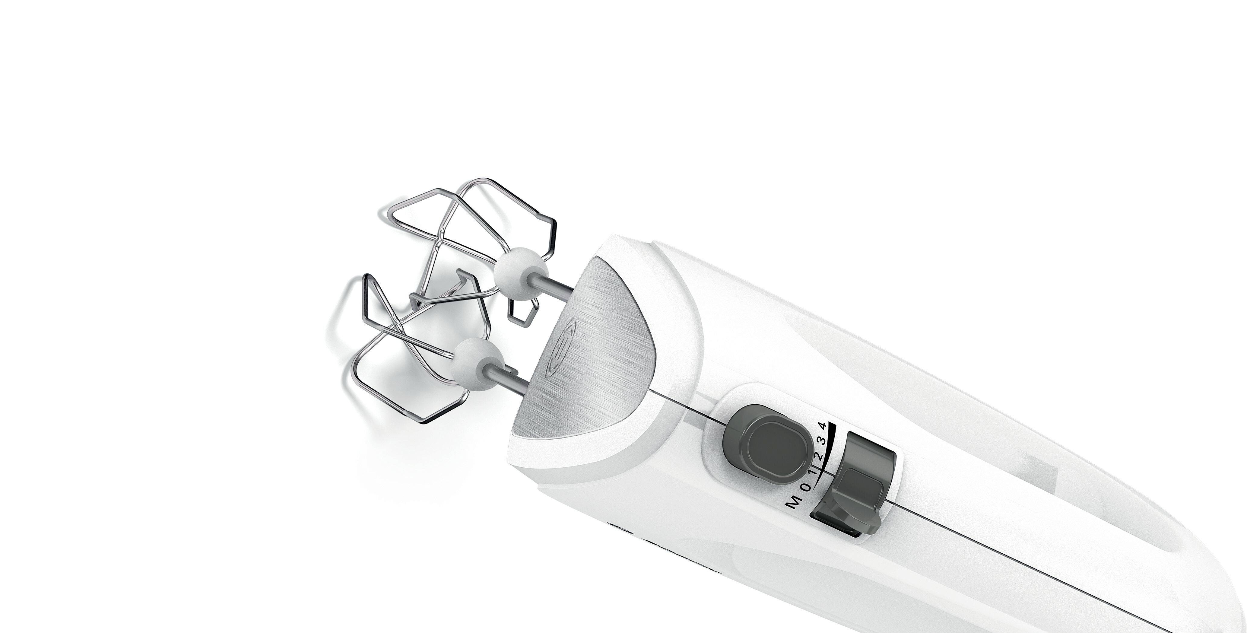 Ein weißer Handmixer mit zwei Metallrührbesen, seitlicher Geschwindigkeitsregler und ergonomischem Griff. Gerät auf weißem Hintergrund.