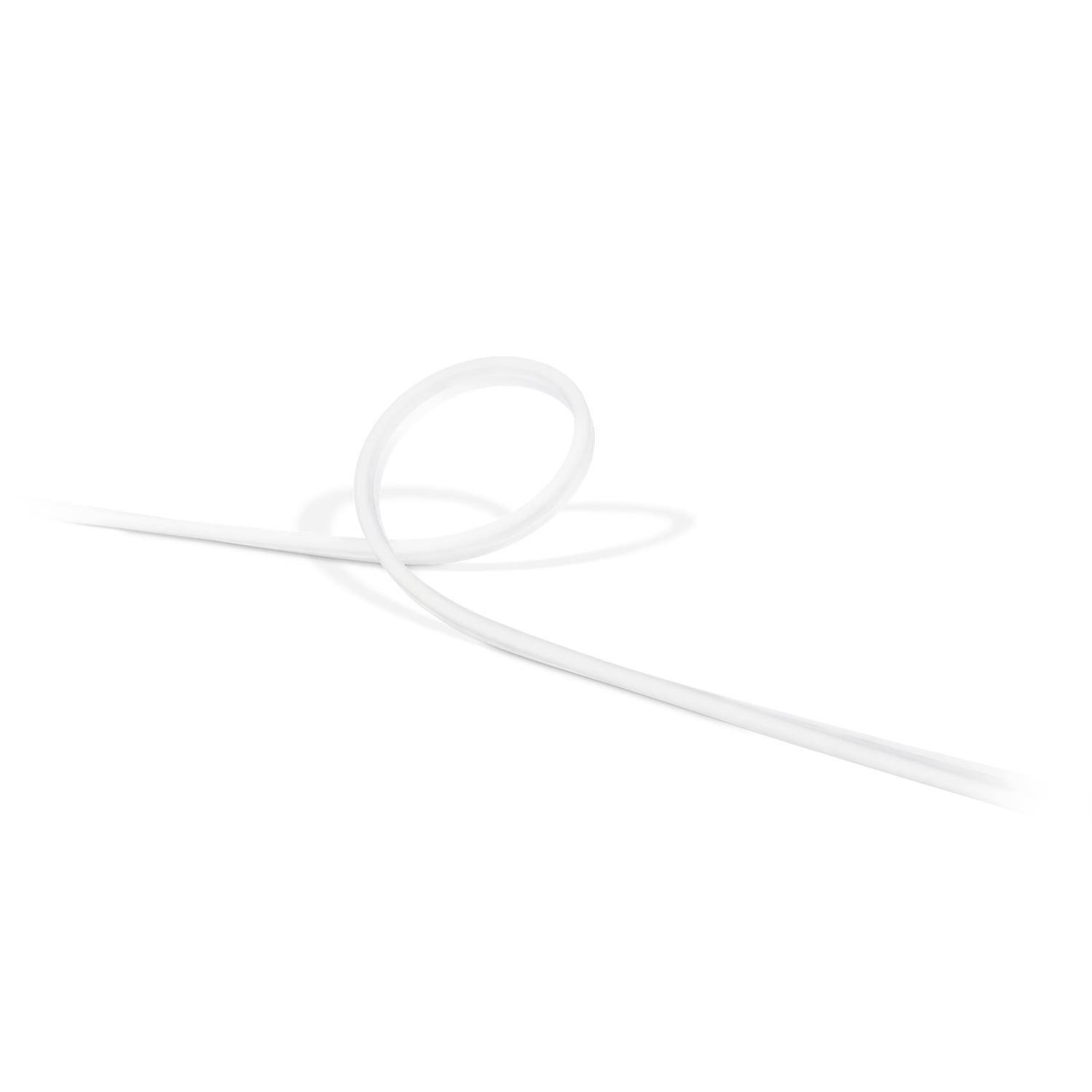 Ein weißes Kabel liegt auf einer weißen Oberfläche und bildet eine Schleife in der Mitte des Bildes.
