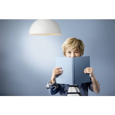 Ein Kind mit blonden Haaren hält ein blaues Buch und lächelt, während es in die Kamera schaut. Hintergrund und Buch sind in ähnlichen Blautönen.