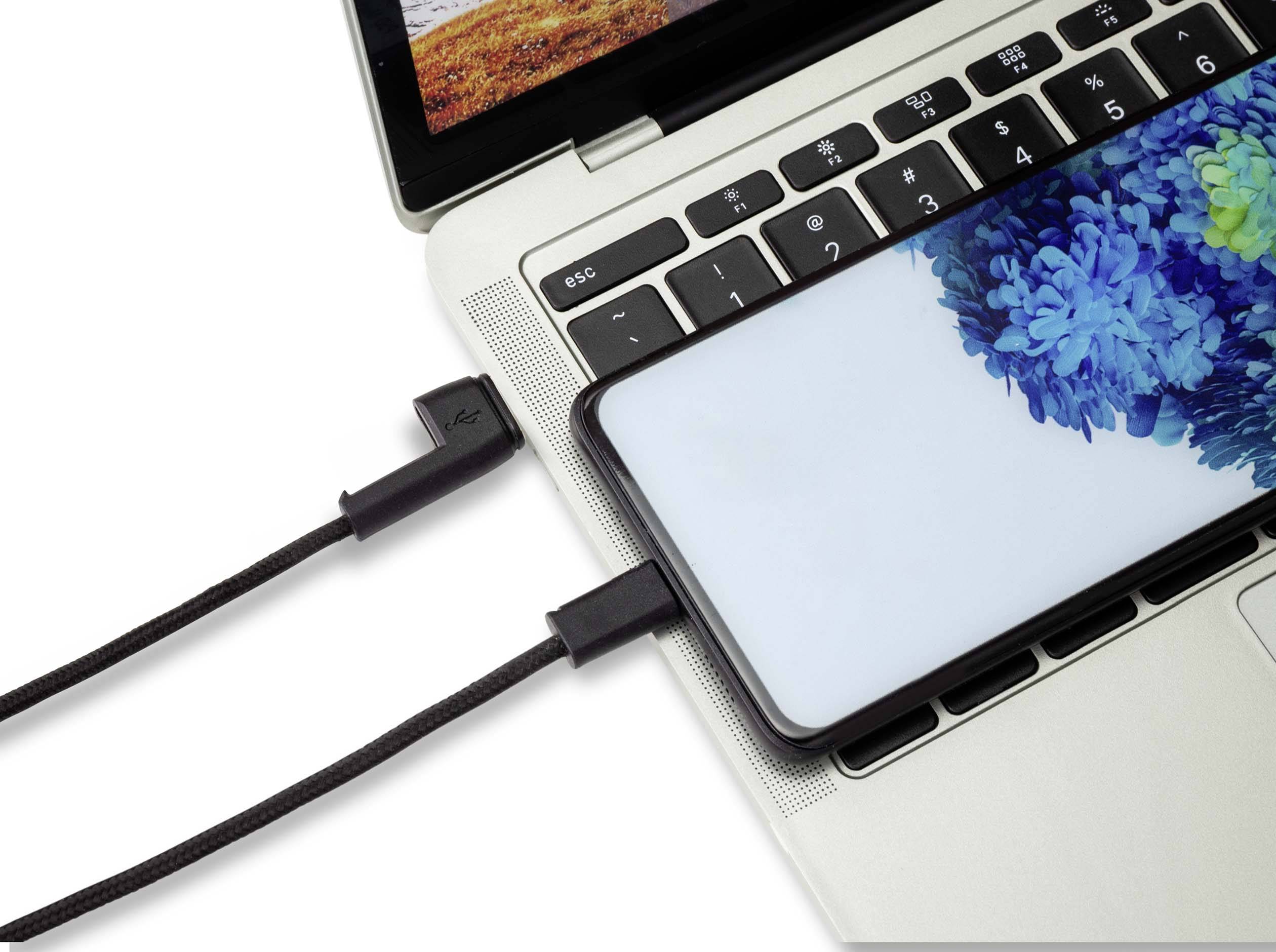 Ein Smartphone ist mit einem Laptop über ein Ladekabel verbunden. Der Bildschirm des Smartphones zeigt ein abstraktes Blumenmuster.