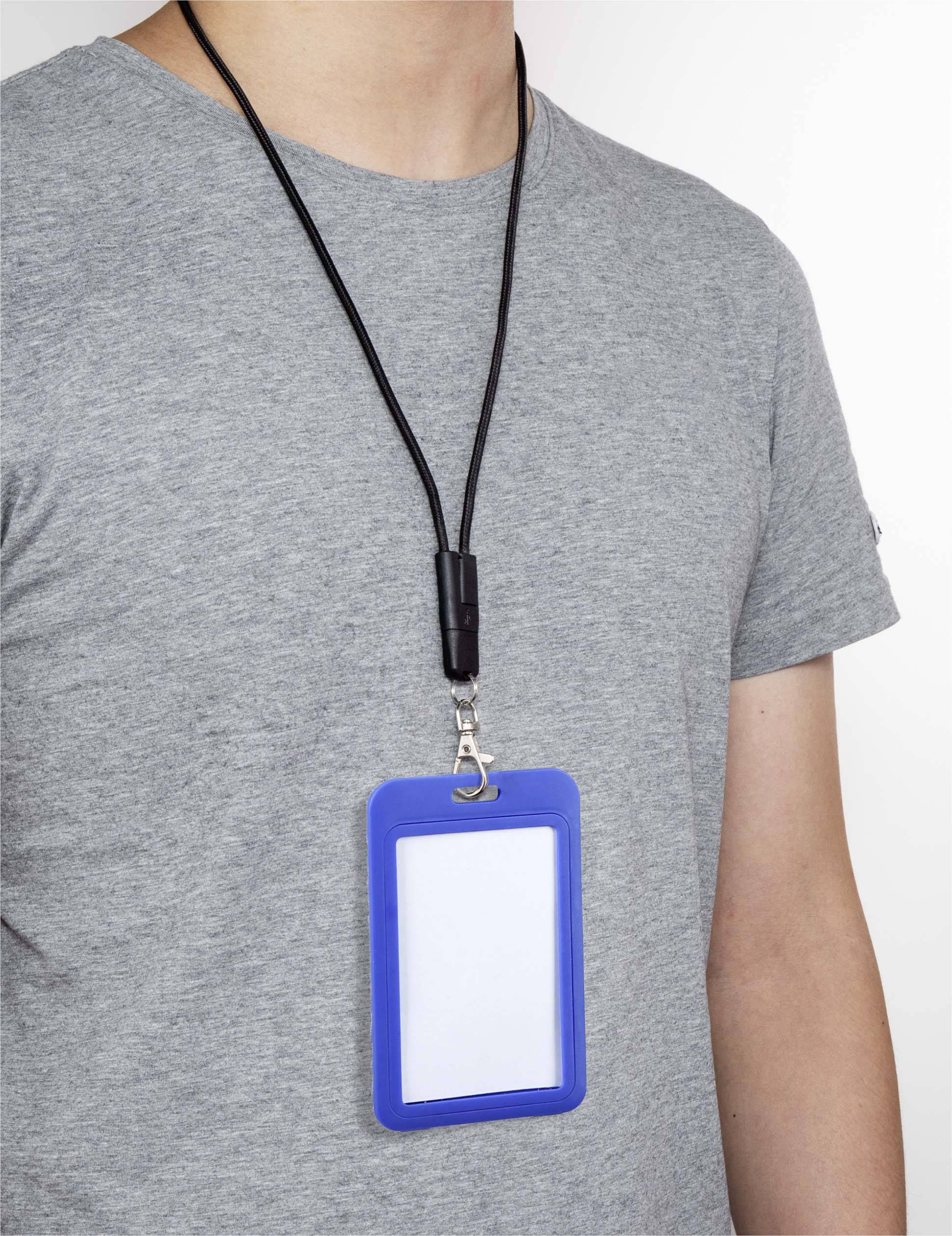Eine Person trägt ein graues T-Shirt und einen Ausweis an einem schwarzen Umhängeband um den Hals. Der Ausweis hat einen blauen Rahmen.