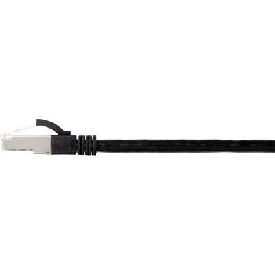 Ein schwarzes Ethernet-Kabel mit einem RJ45-Stecker ist in der Nahaufnahme zu sehen.