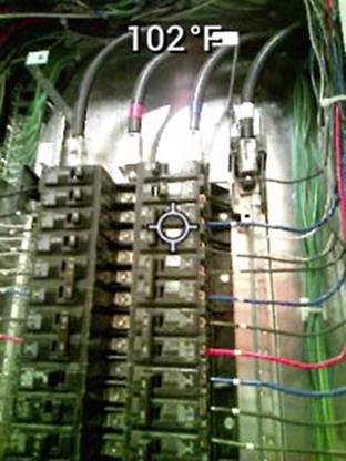 Ein elektrischer Schaltschrank mit mehreren Schaltern und Kabeln. Die Temperatur wird mit 102°F angezeigt.