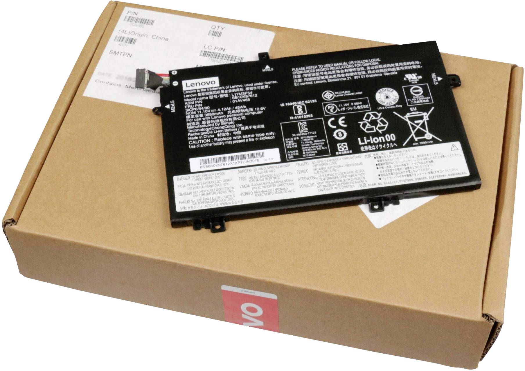 Eine Laptop-Batterie von Lenovo liegt auf einem braunen Versandkarton. Die Batterie zeigt zahlreiche Sicherheits- und Recycling-Symbole.