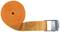 Ein orangefarbenes Spanngurtband mit Metallschnalle, aufgerollt und ausgerollt.