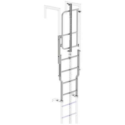 Silberne Industrietreppe mit Schutzgitter auf der oberen Ebene, vertikal montiert an einer Wand.