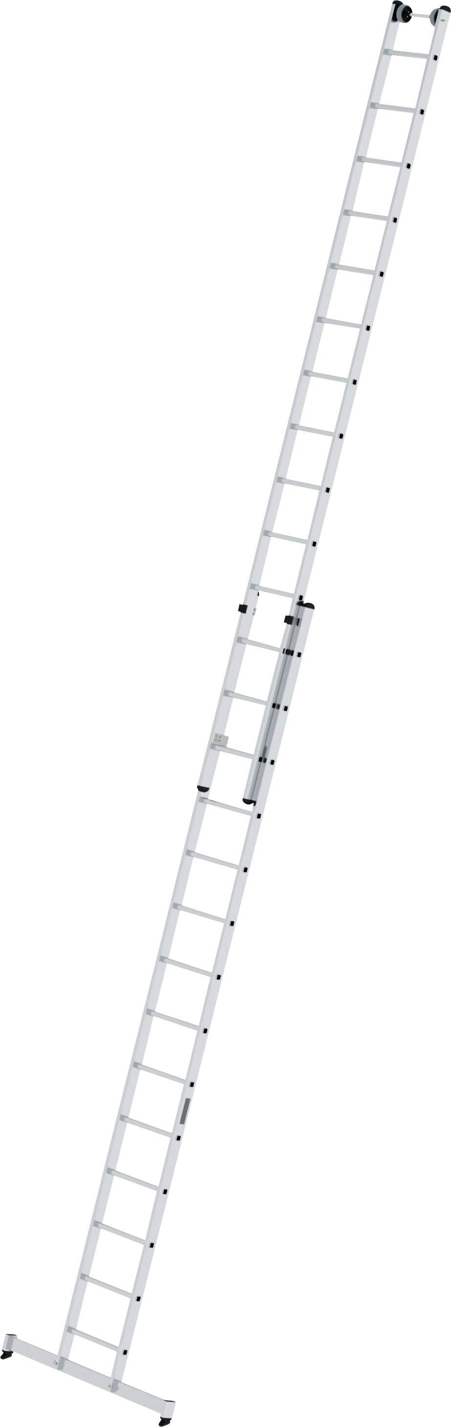 Eine lange Aluminium-Anlegeleiter mit mehreren Sprossen, ausgefahren, auf einem weißen Hintergrund. Sie steht schräg nach oben.