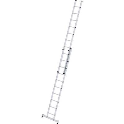Eine lange, silberne Anstellleiter mit mehreren Sprossen, ausgezogen auf volle Höhe, verwendet für Arbeiten in großer Höhe.