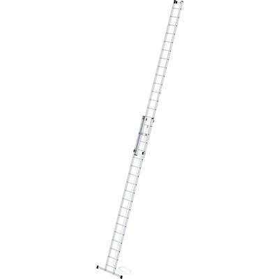 Eine lange silberne Aluminiumleiter steht in einem leichten Winkel. Sie hat mehrere Sprossen und ist für hohe Arbeiten geeignet.