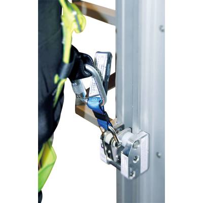 Person in Sicherheitsausrüstung befestigt ein Seil an einem Metallwerkzeug auf einem vertikalen Rahmen zur Sicherung bei Arbeiten in der Höhe.
