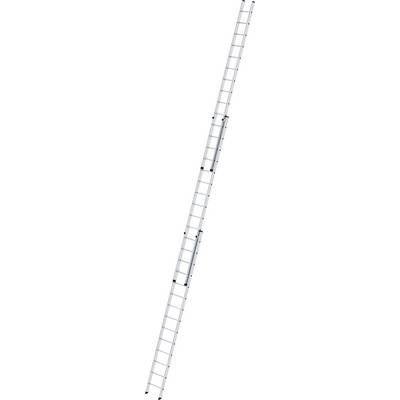 Eine lange, silberne Teleskopleiter, ausgezogen und aufrecht, vor einem weißen Hintergrund. Ideal für hohe Arbeiten, flexibel einstellbar.
