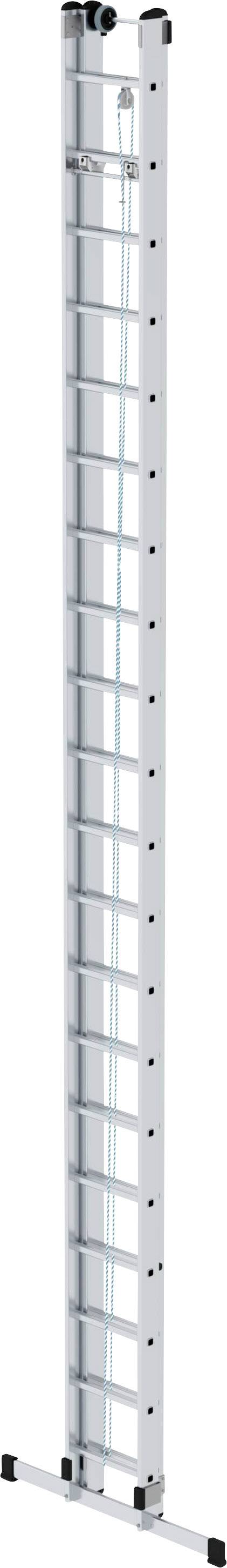 Eine lange, silberne Aluminiumleiter mit breiten Sprossen und rutschfesten Füßen. Sie ist ausgefahren und steht vertikal.