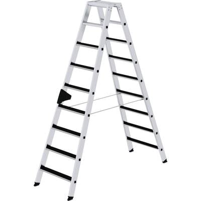 Eine klassische weiße Doppelleiter mit schwarzen Stufen aus Aluminium, offenstehend vor einem neutralen Hintergrund.