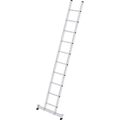 Weiße Anlegeleiter, steil aufgestellt, mit zehn Sprossen. Verwendet für sicheren Aufstieg an hohen Stellen.