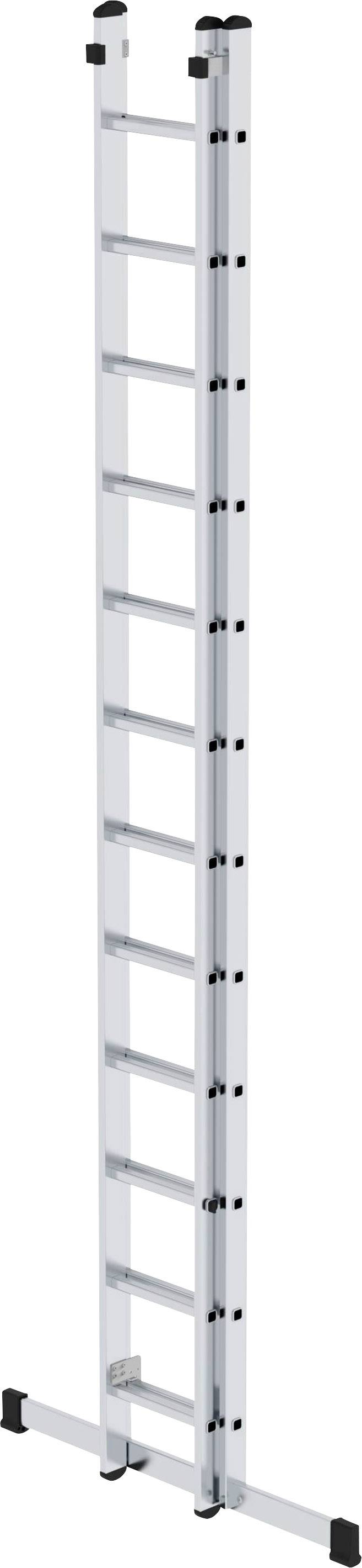Eine silberne, ausziehbare Aluminiumleiter mit schwarzen Gummifüßen, stehend in voller Länge.