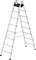 Eine ausgeklappte Aluminium-Doppelleiter mit zwölf Stufen auf jeder Seite und rutschfesten Füßen steht aufrecht.