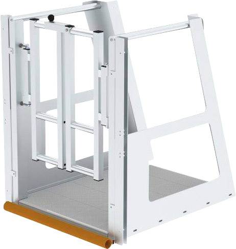 Rollstuhlplattformlift aus Metall mit Schutzgeländern. Geeignet für den sicheren Transport von Rollstuhlfahrern zwischen Stockwerken.