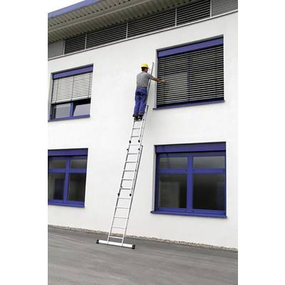 Eine Person auf einer langen Leiter reinigt die Fenster eines Gebäudes. Die Person trägt einen Schutzhelm und Sicherheitsausrüstung.