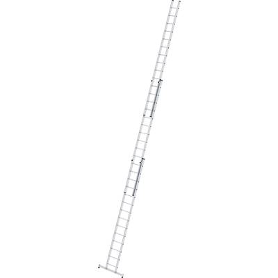 Eine lange, silberne Anlegeleiter, ausgefahren in voller Länge, im freien Winkel stehend. Geeignet für Arbeiten in großen Höhen.