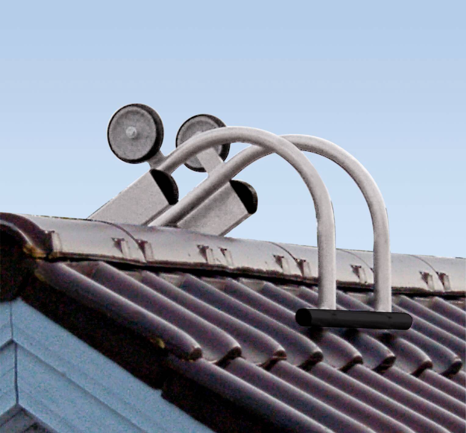 Antenne eines Blitzableitersystems auf einem Ziegeldach. Hauptzweck ist der Blitzschutz für das Gebäude.