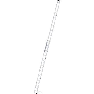 Eine lange, ausziehbare Aluminiumleiter, vollständig ausgezogen, vor weißem Hintergrund. Geeignet für Arbeiten in großer Höhe.