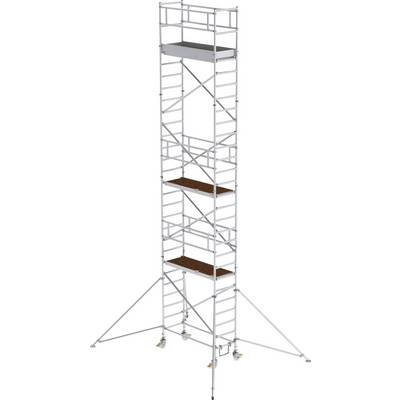Ein hohes, silbernes Gerüst mit drei Ebenen, jede mit einer braunen Plattform, unterstützt durch diagonale und vertikale Streben. Geeignet für Bauarbeiten.