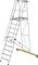 Eine große faltbare Aluminiumleiter mit Sicherheitsbügeln und Rollen, ideal für Arbeiten in der Höhe, wie z.B. Malen oder Reparaturen.