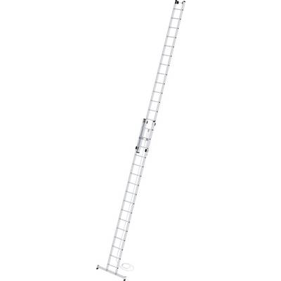 Eine lange, schmale Aluleiter, ausgefahren, mit Sprossen und einer stabilen Basis, steht schräg aufrecht. Ideal für hohe Arbeiten.