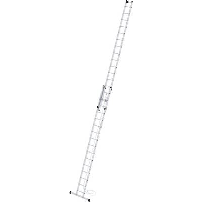 Eine lange, weiße Anlegeleiter mit mehreren Sprossen und einem stabilen Standfuß, ausgefahren in voller Länge.