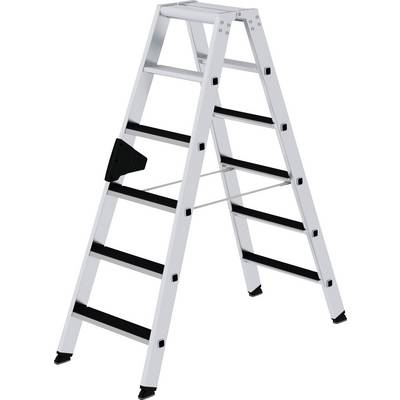 Eine silberne, klappbare Aluminiumleiter steht aufrecht. Sie hat sechs Sprossen pro Seite und ist für den Gebrauch im Innen- oder Außenbereich geeignet.
