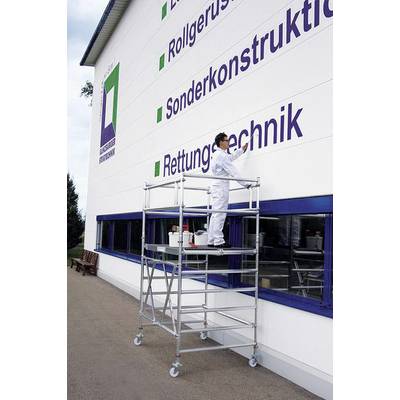 Eine Person steht auf einem Rollgerüst, malt Buchstaben an eine weiße Wand eines Gebäudes. Wörter 'Rollgerüste', 'Sonderkonstruktion', 'Rettungstechnik'.