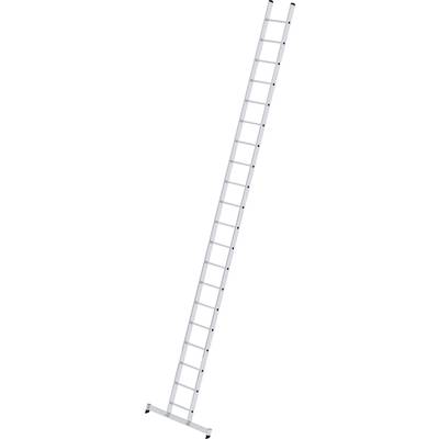 Eine lange, schräg stehende Aluminiumleiter mit Sprossen, die gegen einen unsichtbaren Punkt abgestützt wird, vor weißem Hintergrund.