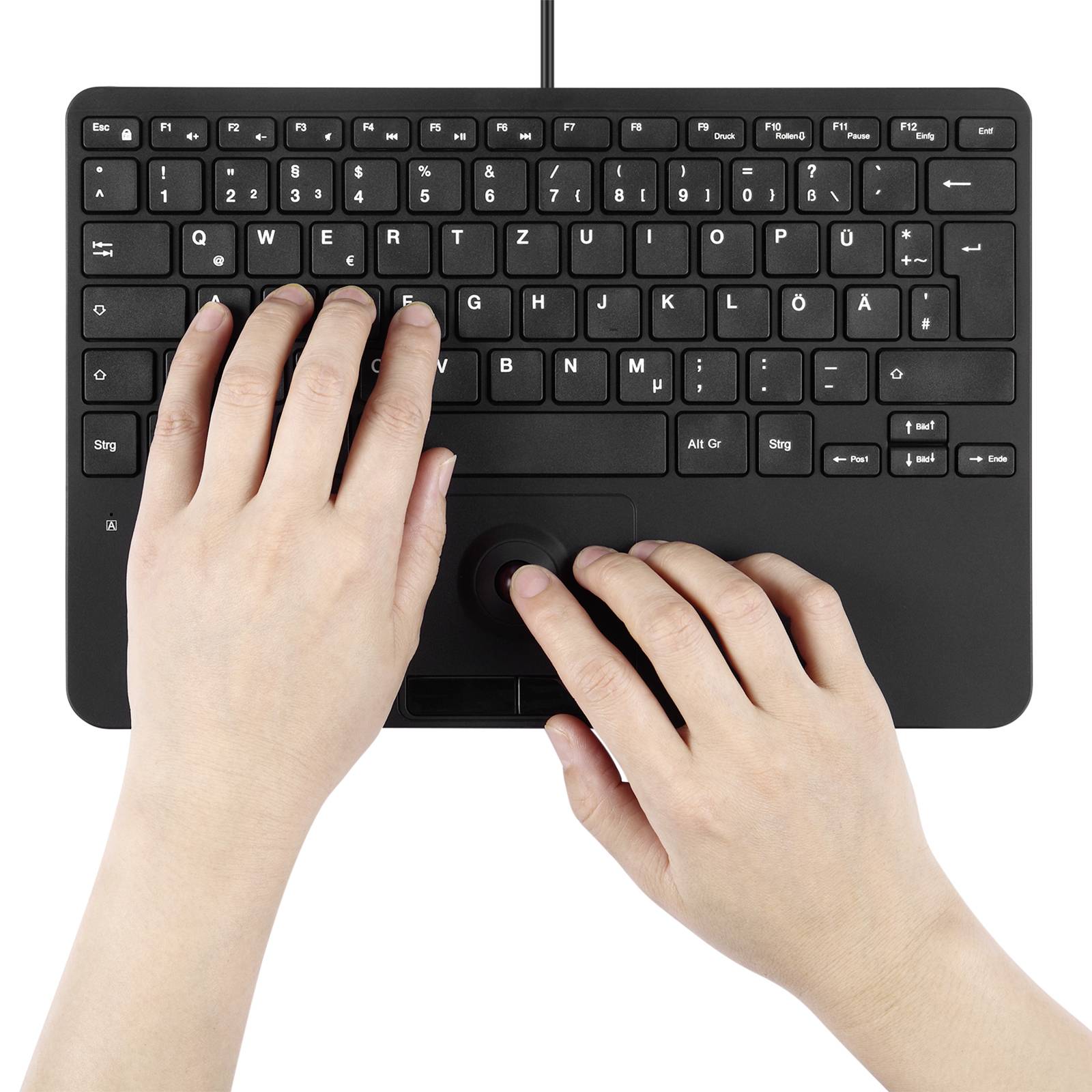 Zwei Hände tippen auf einer schwarzen Tastatur. Die linke Hand ruht auf den Tasten, während die rechte Hand die Leertaste drückt.