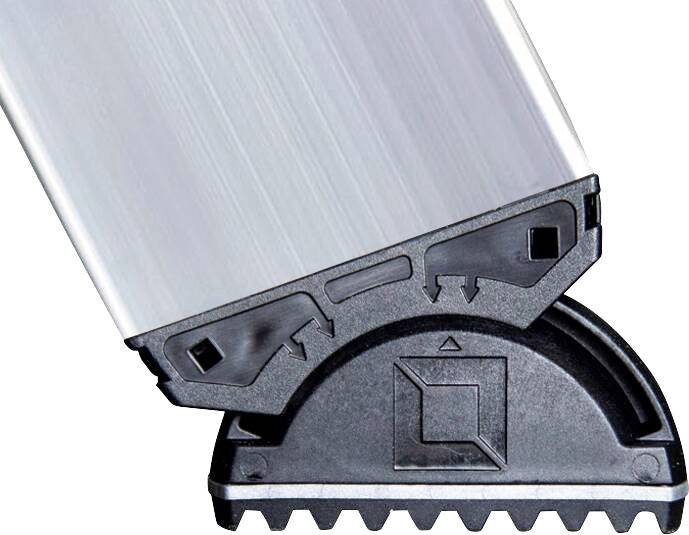 Nahaufnahme eines Metallprofils, das mit einer schwarzen Kunststoffhalterung verbunden ist. Das Design zeigt Verzahnungen zur Stabilität.